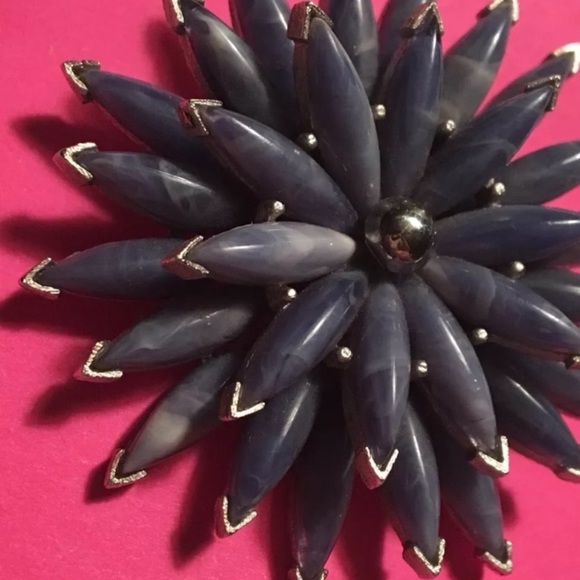 SPECTACULAR Crown Trifari Flower Petal Brooch WOW - Unique & Special Piece 🌺 - Picture 7 of 11